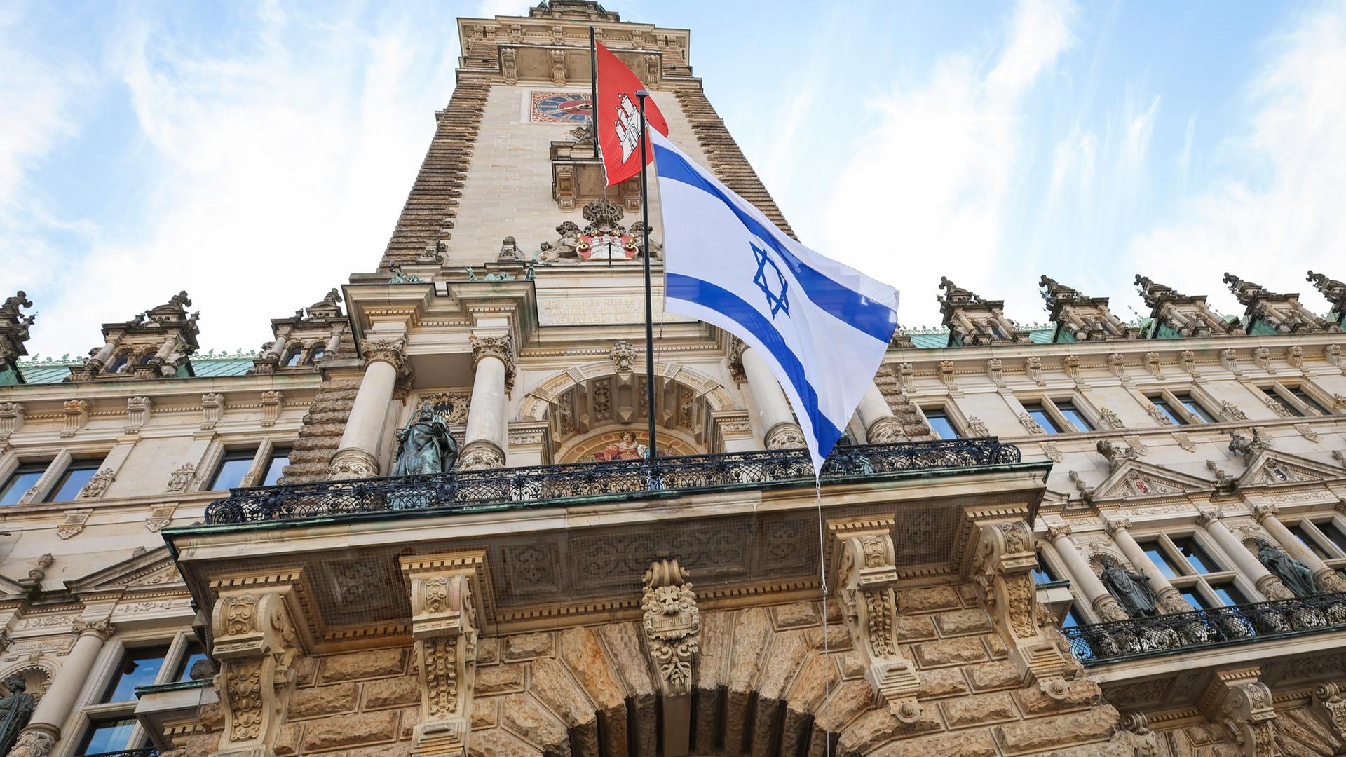 Zeichen gegen Antisemitismus: Israel-Flagge am Hamburger Rathaus
