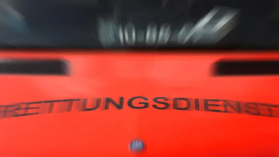 Schriftzug "Rettungsdienst" steht auf der roten Motorhaube eines Einsatzfahrzeugs.
