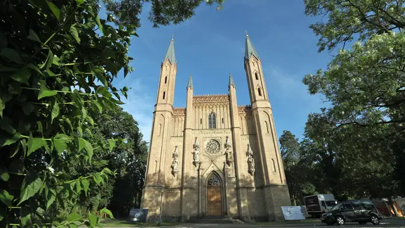 Der Entwurf der Schlosskirche stammt von Friedrich Wilhelm Buttel, einem Schüler Schinkels. | picture alliance/dpa/dpa-Zentralbild, Bernd Wüstneck Die Schlosskirche in Neustrelitz im Abendlicht