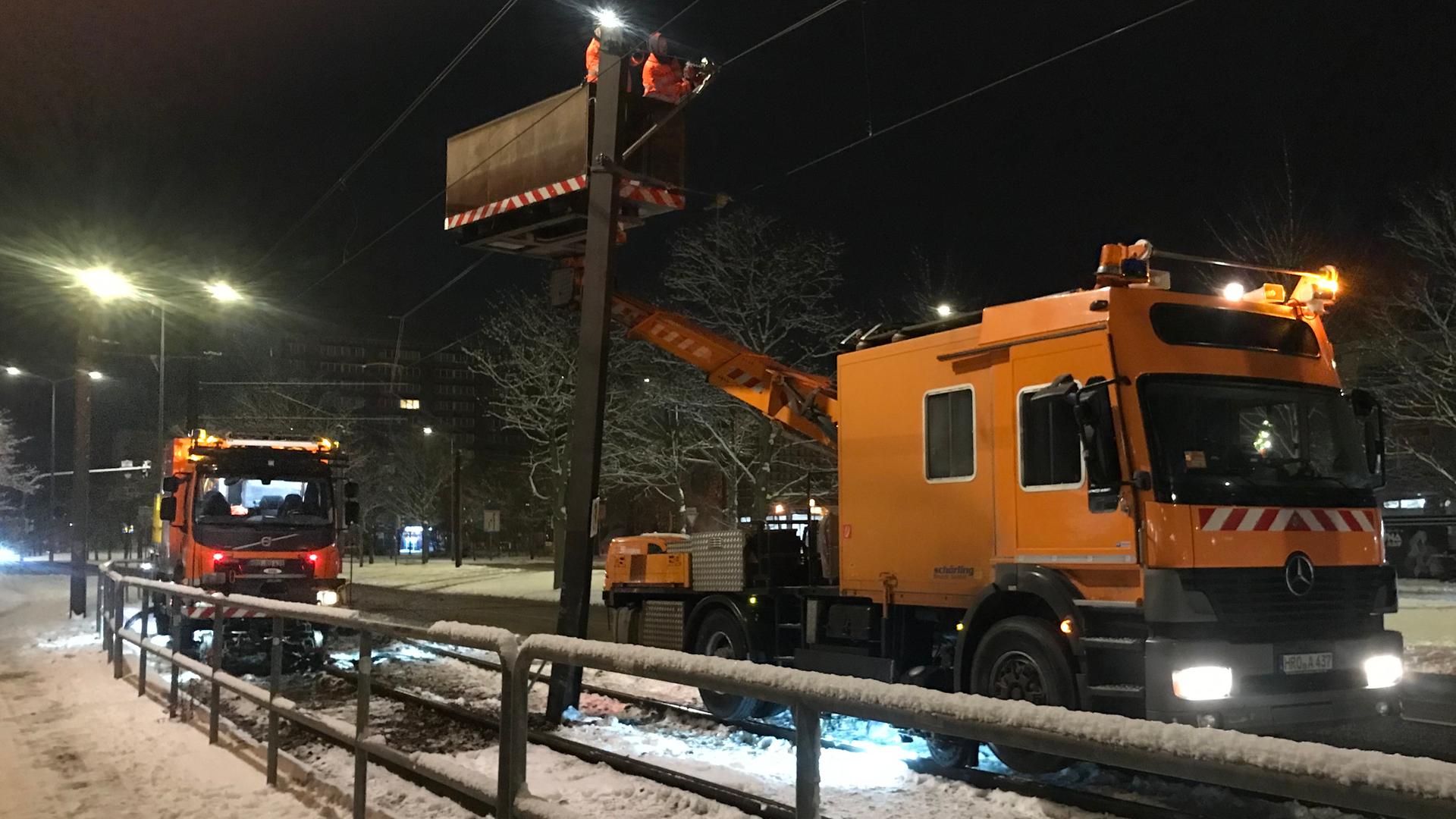Rostock: Streufahrzeug beschädigt Straßenbahn-Oberleitung