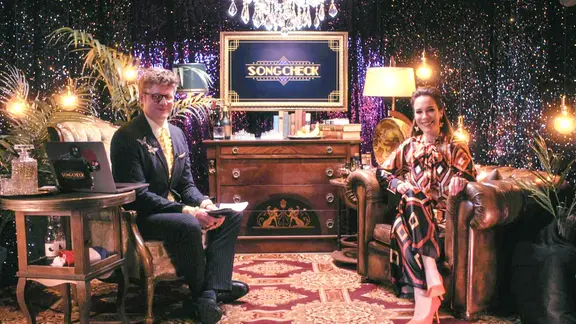 Alina Stiegler und Stefan Spiegel sitzen im Studio.