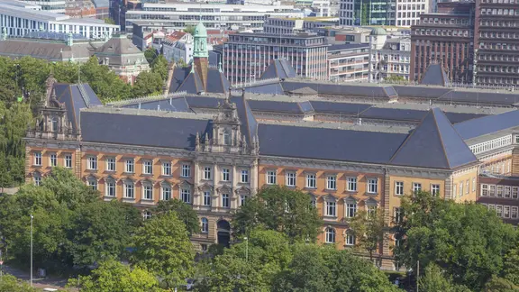 Blick von oben auf das Gebäude des Hamburger Landgerichts