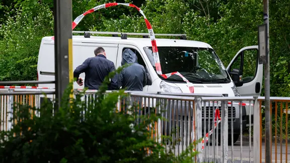 Seesen: Ein Transporter steht hinter einer Polizeiabsperrung an einem Schulzentrum.