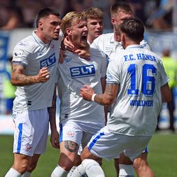 Rostocks Spieler bejubeln einen Treffer