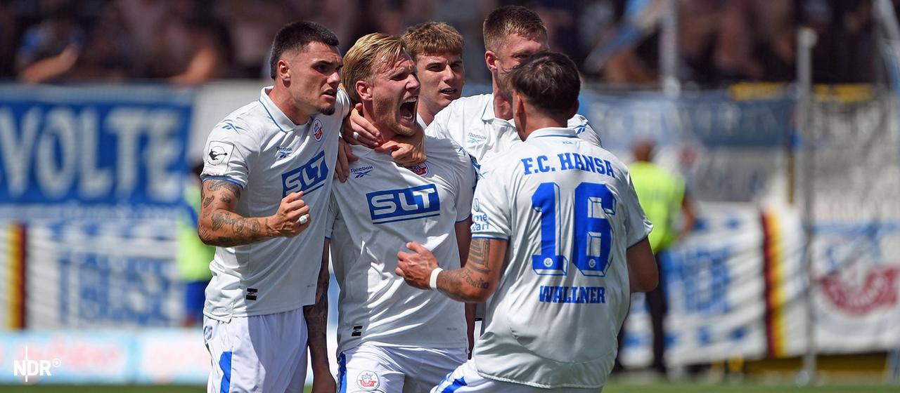 Rostocks Spieler bejubeln einen Treffer