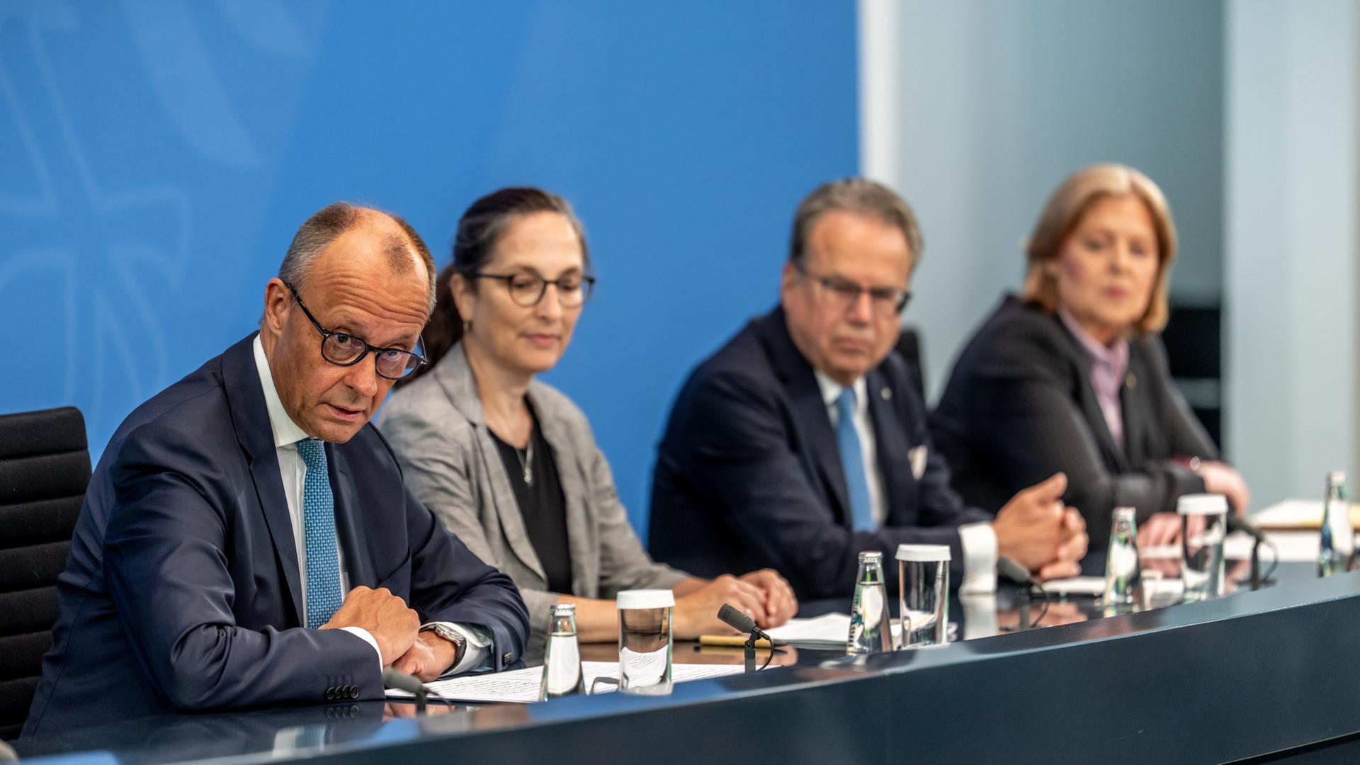 Kanzler Merz und Arbeitsministerin Bas bei der Vorstellung des Berichts der Rentenkommission | Michael Kappeler, dpa 