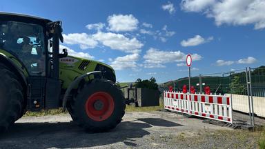 Ein Traktor steht vor einer gesperrten Brücke in Imbshausen.