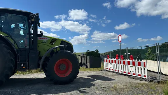 Ein Traktor steht vor einer gesperrten Brücke in Imbshausen.