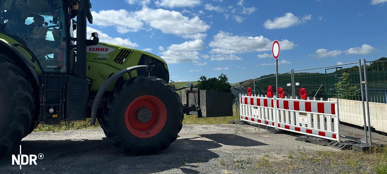 Ein Traktor steht vor einer gesperrten Brücke in Imbshausen. | Doretta Farnbacher Ein Traktor steht vor einer gesperrten Brücke in Imbshausen.