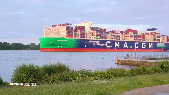 Containerschiff "CMA CGM Seine" fährt auf der Elbe.