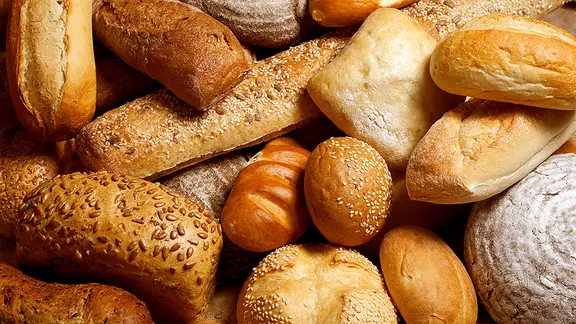 Verschiedene Brötchensorten in Nahaufnahme.