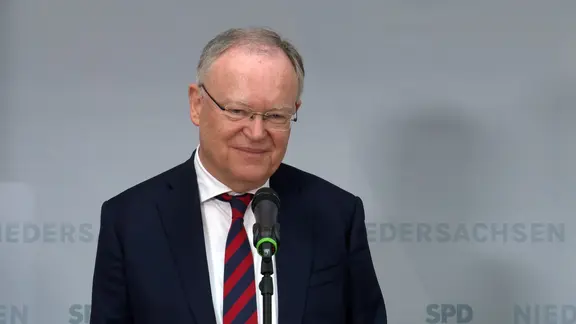 Ministerpräsident Stephan Weil (SPD) bei einer Pressekonferenz. | NDR Ministerpräsident Stephan Weil (SPD) bei einer Pressekonferenz.