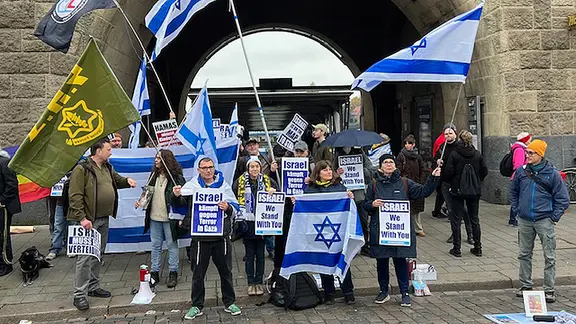 Gegendemonstranten versammelten sich am Alten Elbtunnel | Ingmar Schmidt Gegendemonstration am Rande einer pro-palästinensischen Kundgebung an den Landungsbrücken.