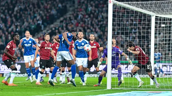 Schalkes Moussa Sylla köpft ungestört zum 2:0 ein. | IMAGO/osnapix / Michael Titgemeyer Szene aus dem Zweitligaspiel Hannover 96 - Schalke 04