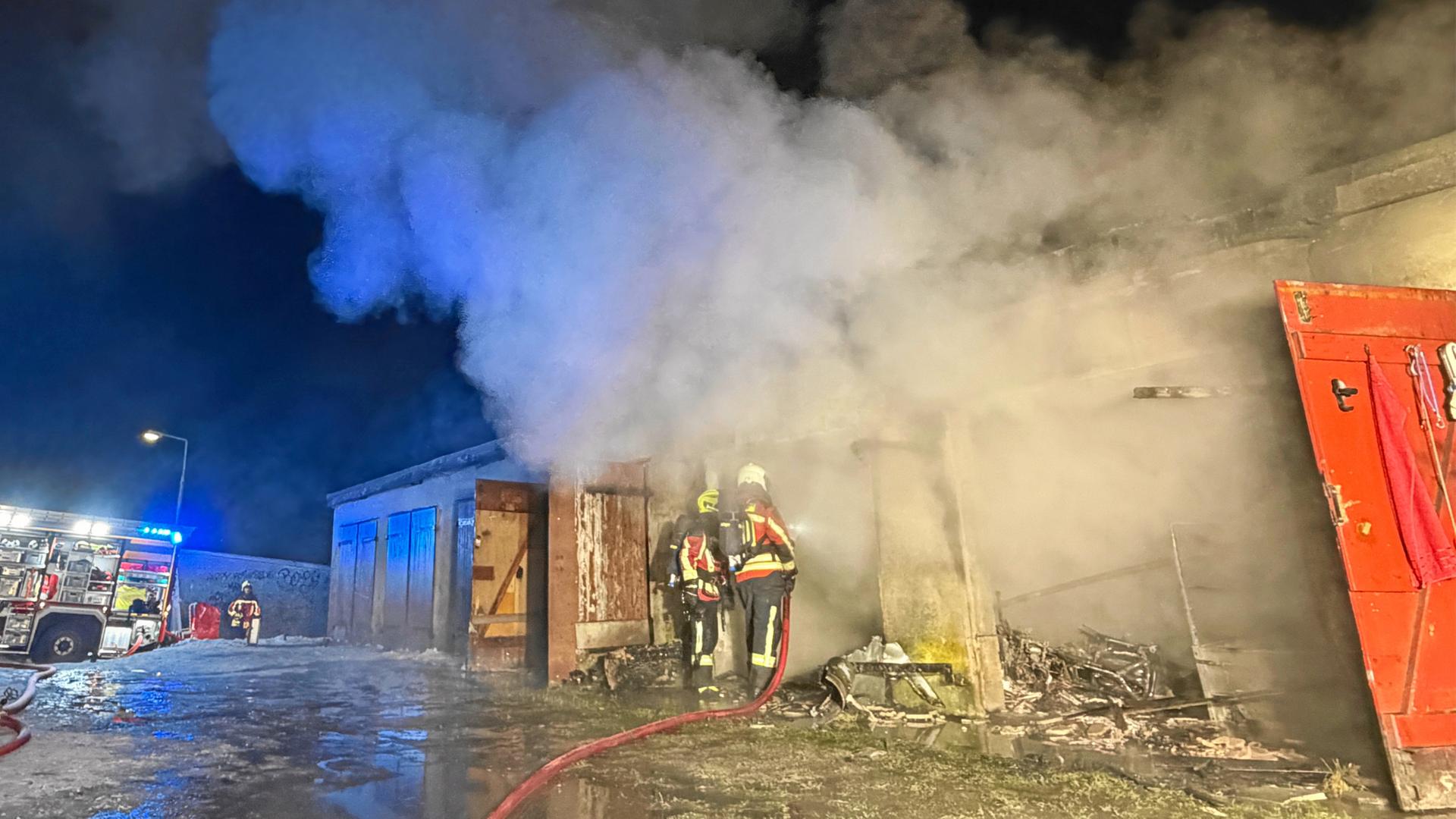 Wolgast: Brand in einem Garagenkomplex