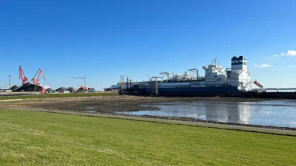 Ein großes, schwimmenden LNG-Terminal-Schiff liegt im Hafen von Brunsbüttel.