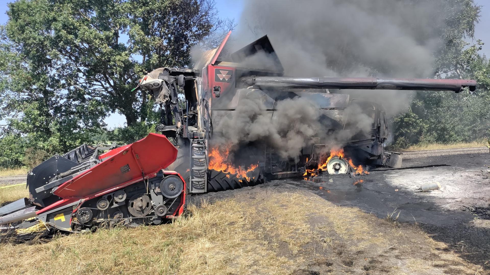 Ein Mähdrescher brennt auf einem Feld. | Feuerwehr Freistatt, Nils Enders