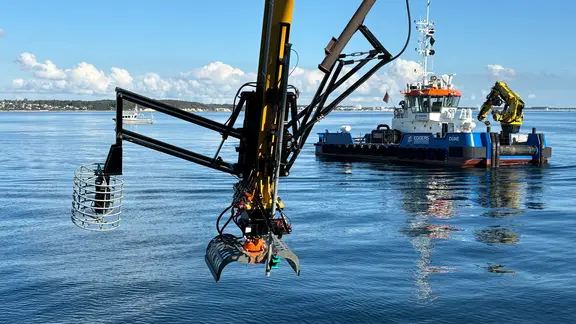 An dem langen Arm des Baggers ist modernste Technik verbaut, von der Filmkamera bis zum Sonargerät