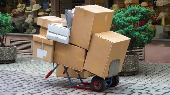 Verschieden große Pakete auf einer Sackkarre.