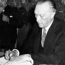 Konrad Adenauer unterzeichnet das Grundgesetz am 23. Mai 1949