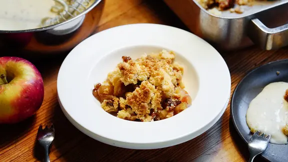 Apple Crumble auf einem Teller serviert | NDR, Florian Kruck Apple Crumble auf einem Teller serviert