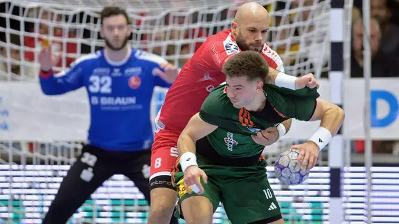 Spielszene MT Melsungen gegen TSV Hannover-Burgdorf: Renars Uscins (vorne)