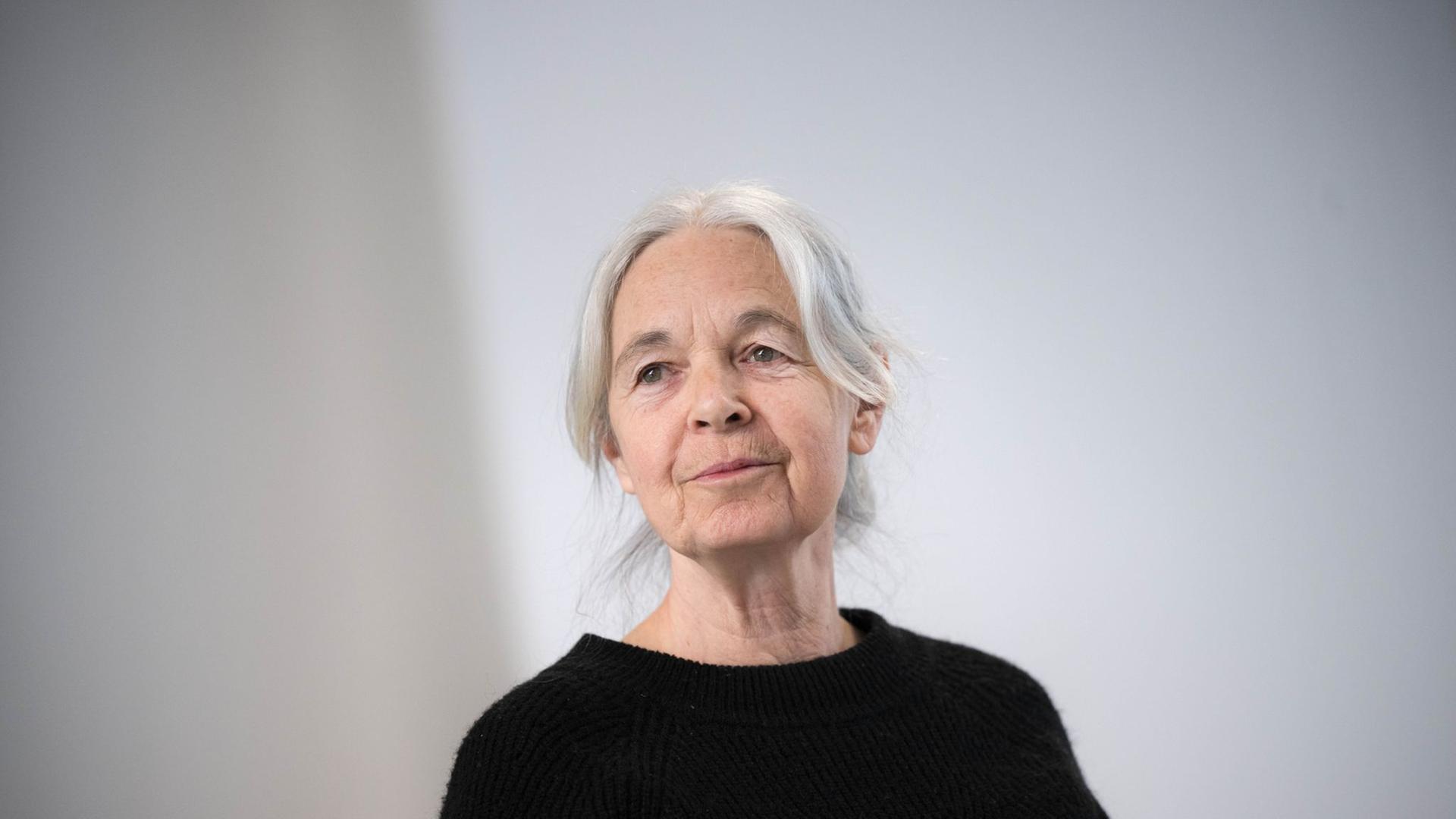 Daniela Klette steht in einem Gerichtssaal. | picture alliance/dpa, Sina Schuldt