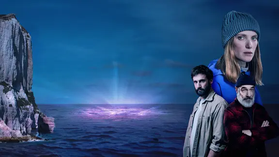 Bildcollage: Links ragt ein Felsen ins Meer, in der Mitte leuchtet das Meer, so als würde es von unten mit violettem Licht angestrahlt und auf der rechten Seite befinden sich drei Personen (eine Frau, zwei Männer).