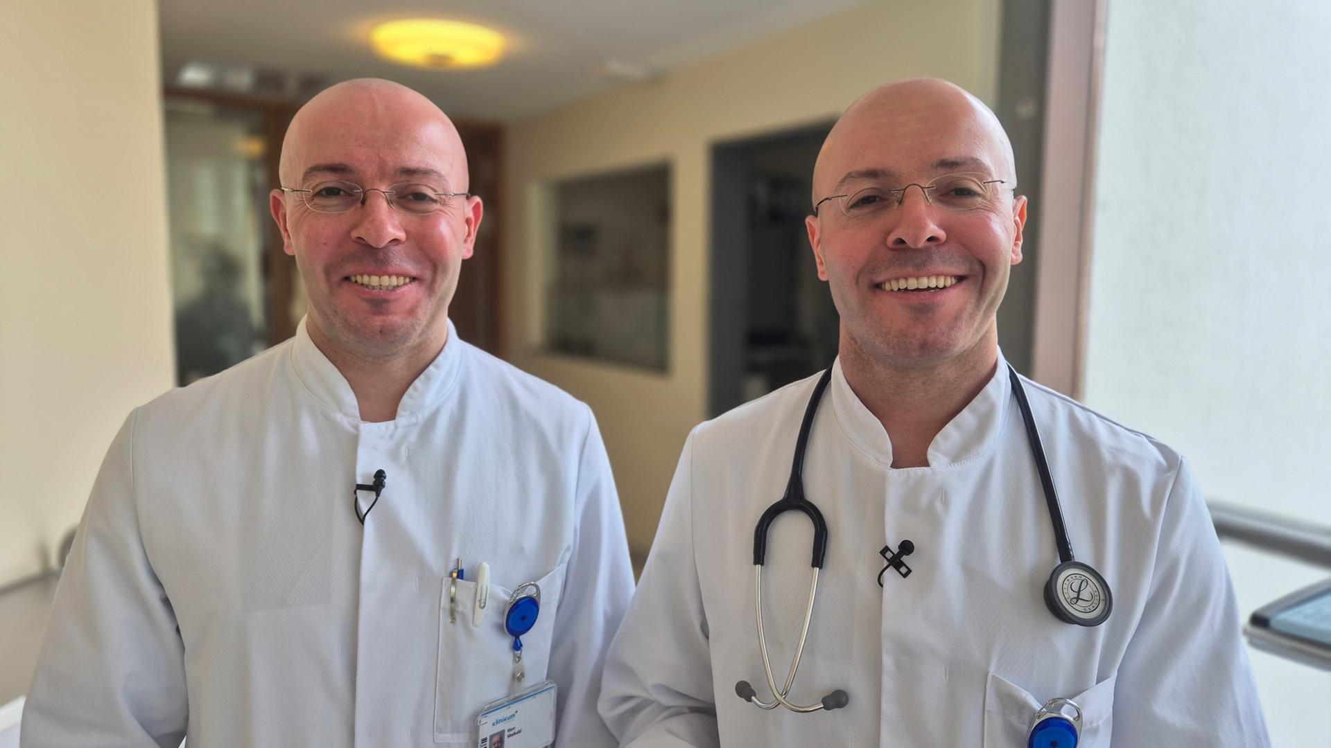 Zwei syrische Zwillinge stehen in Arztkitteln in einem Krankenhaus. | NDR, Britta Nareyka