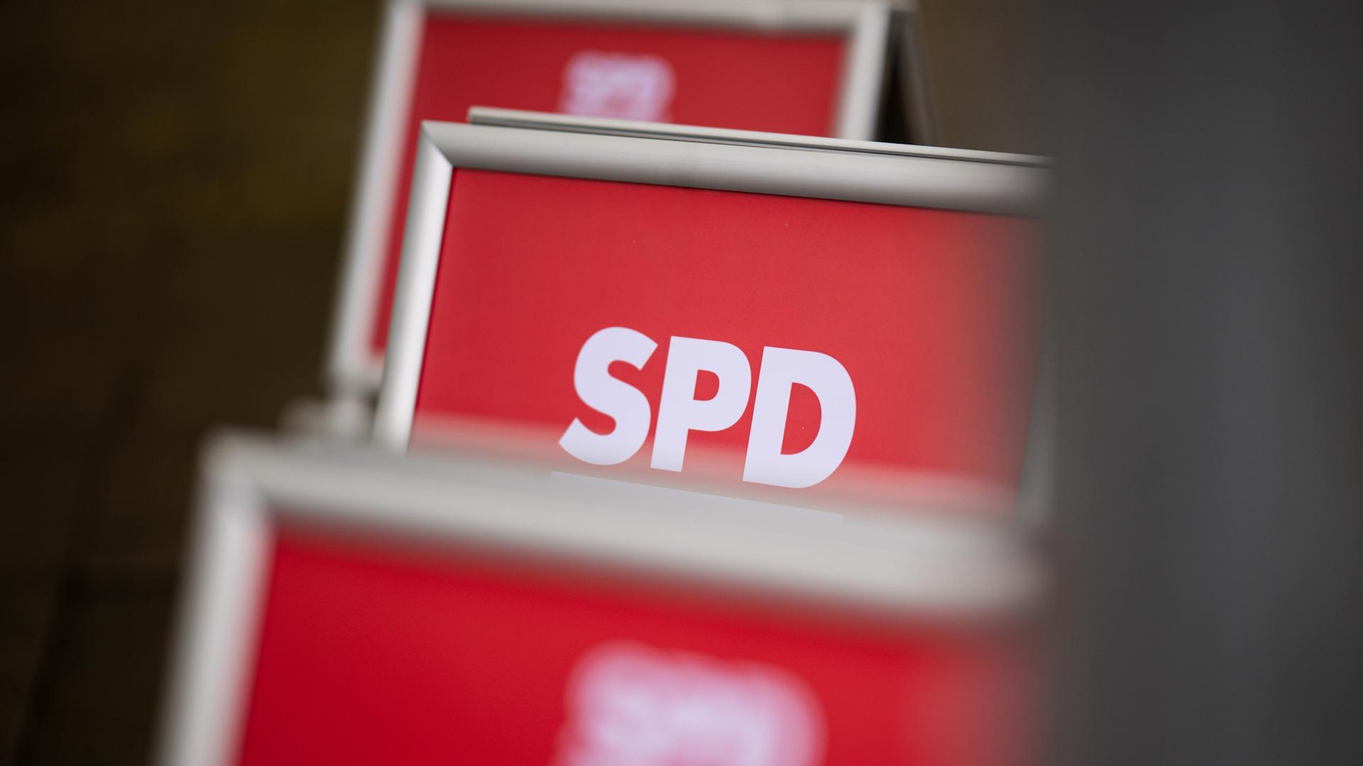 Das Logo der SPD ist auf einem Aufsteller zu lesen. | picture alliance / Noah Wedel
