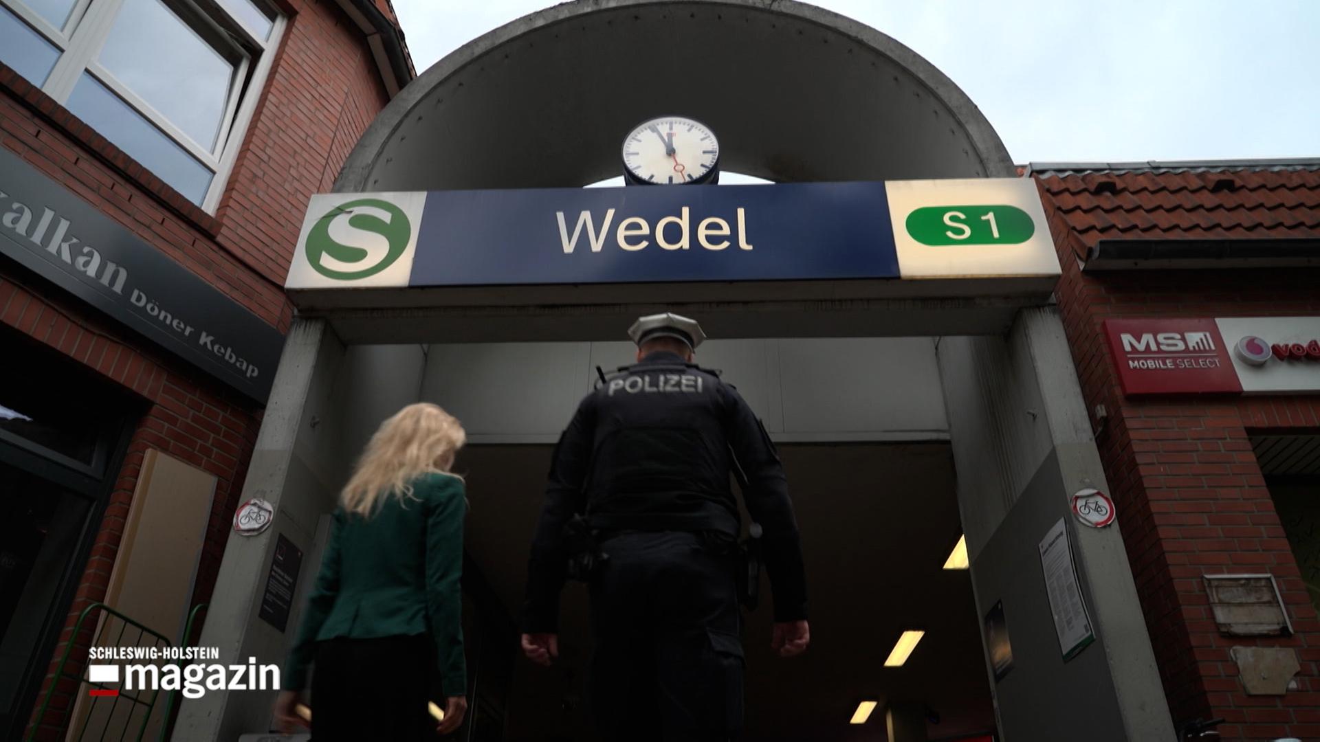 Eine Polizeistreife betritt den Bahnhof von Wedel | NDR