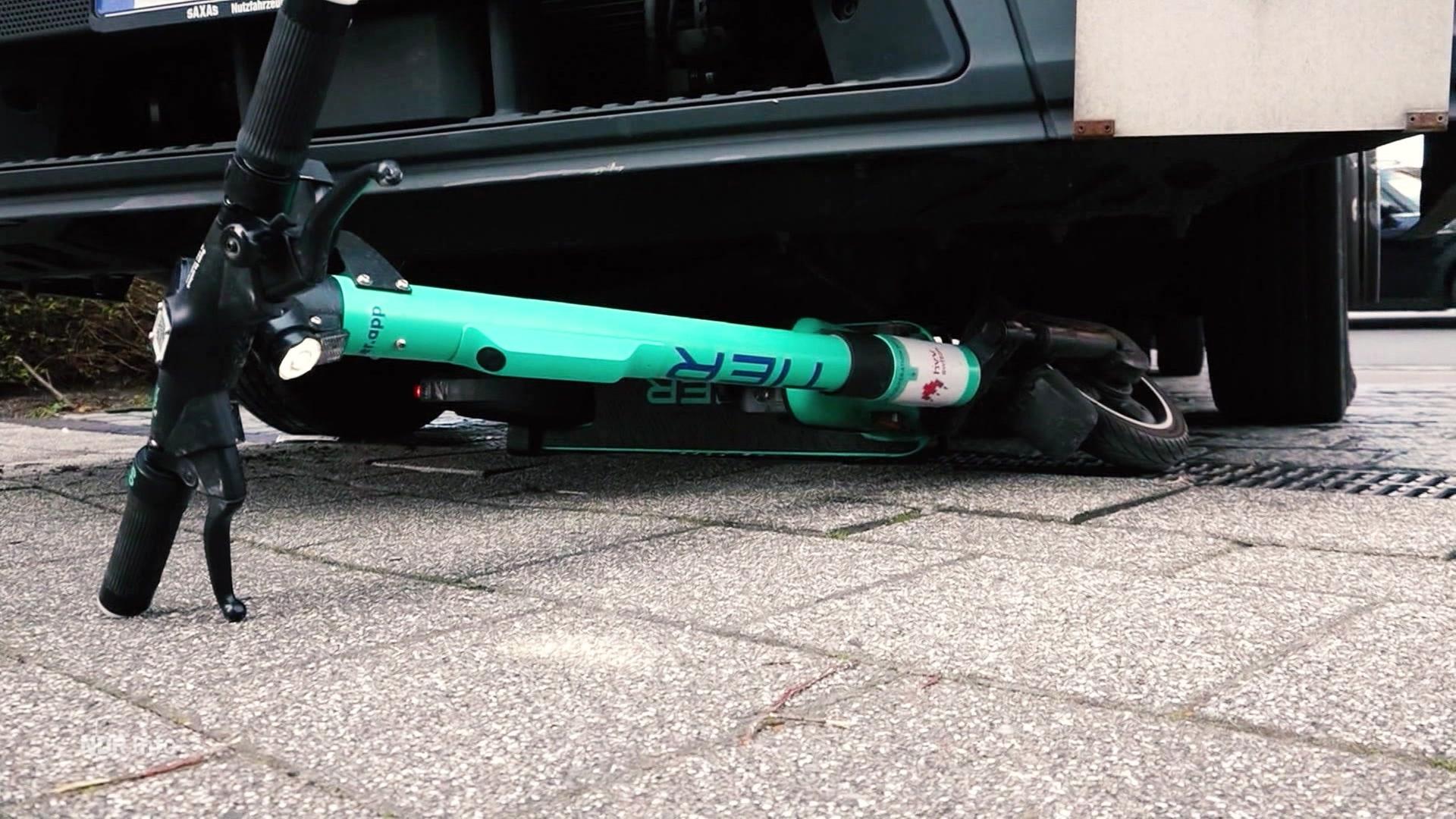 Ermittlungen eingestellt: Junger E-Scooter-Fahrer angefahren