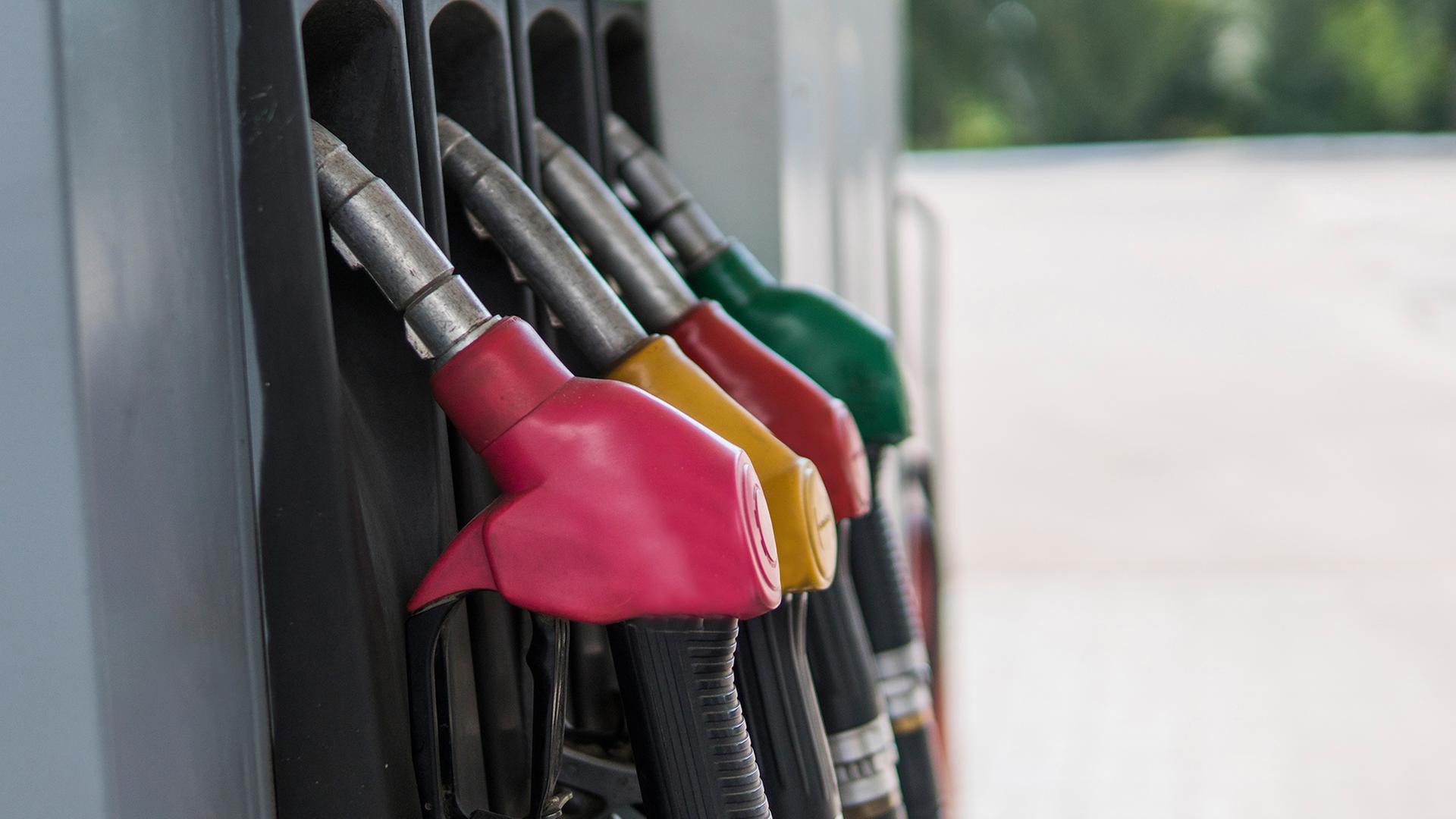 Zapfhähne an einer Tankstelle. | Colourbox, Volodymyr Shtun