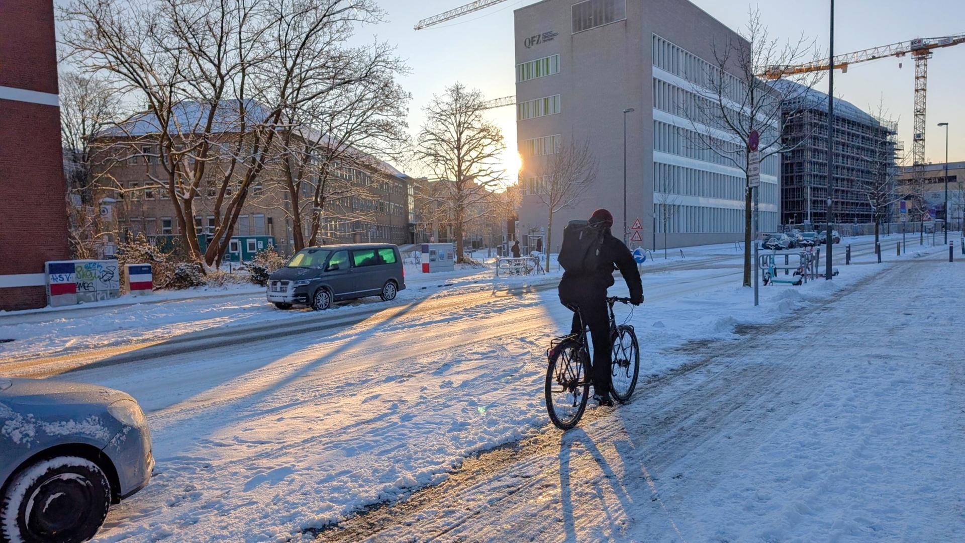 Eine zugefrorene Straße in Kiel. | NDR, Thomas Viet Dang