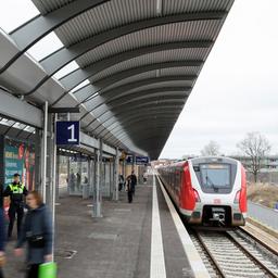 Fahrgäste sind auf dem Bahnhof der S-Bahnstation Diebsteich in Hamburg unterwegs. Sie wurde nach einem Umbau wiedereröffnet.