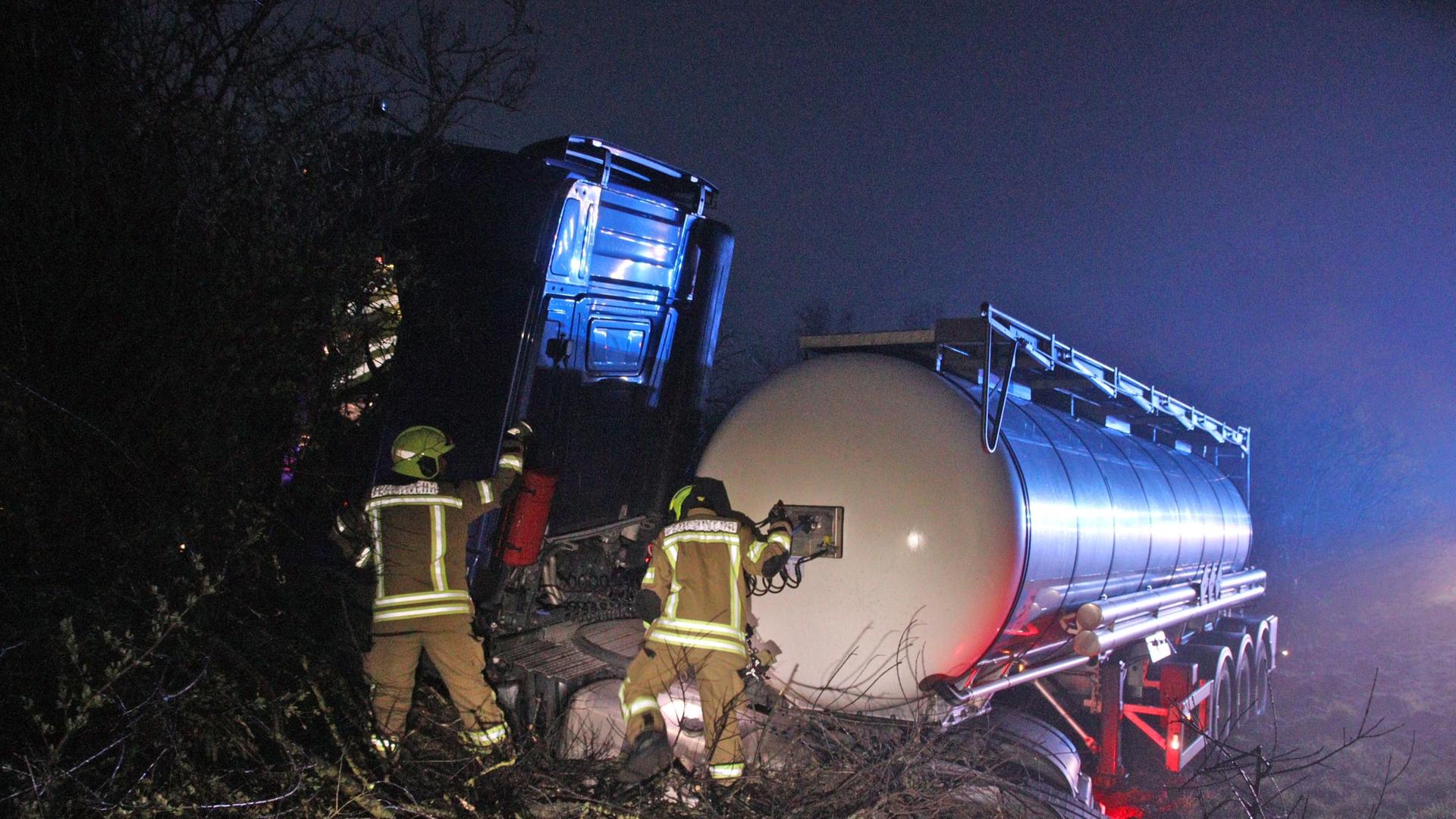 A24: Düngemittel-LKW kommt von Fahrbahn ab