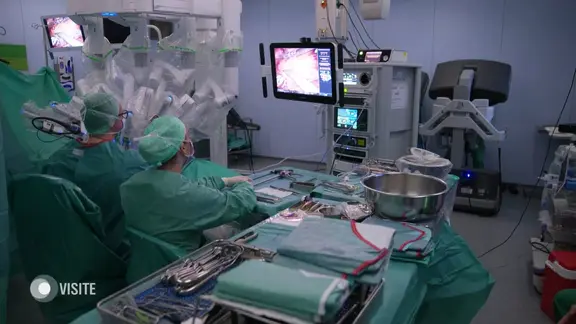 Blick in einen OP-Saal bei einer Roboter-OP
