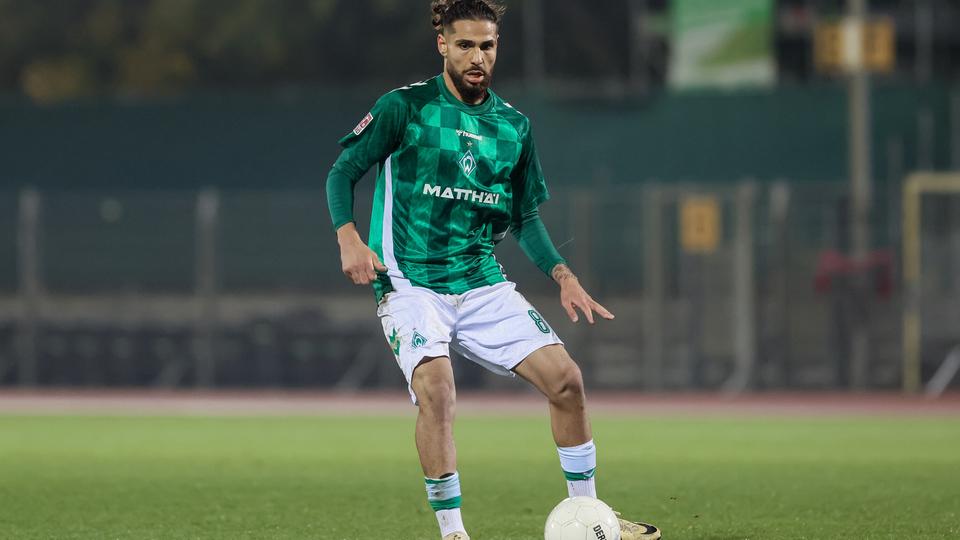 Mikail Polat verstärkt den VfB Lübeck: Der 21-jährige Mittelfeldspieler kommt von Werder Bremen II, wo er in 30 Regionalliga-Spielen ein Tor erzielte und sechs Vorlagen gab. | picture alliance / foto2press, Oliver Baumgart Mikail Polat aus dem Verein Werder Bremen spielt Fußball.