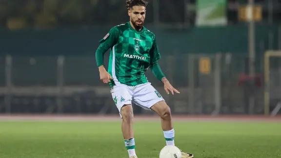 Mikail Polat aus dem Verein Werder Bremen spielt Fußball.