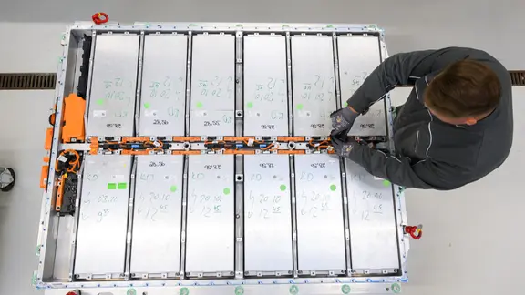 Ein Mitarbeiter entnimmt Batteriemodule aus einer ausgedienten Batterie eines Elektroautos im Batterie-Recycling im VW-Werk Salzgitter. erneut gekauft am 03.04.2025