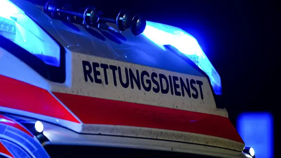 Der Unfall ereignete sich in Gifhorn-Gamsen. (Themenbild) | picture-alliance, Eibner-Pressefoto, Marcel von Fehrn Ein Krankenwagen mit blinkenden Lichtern in der Nacht