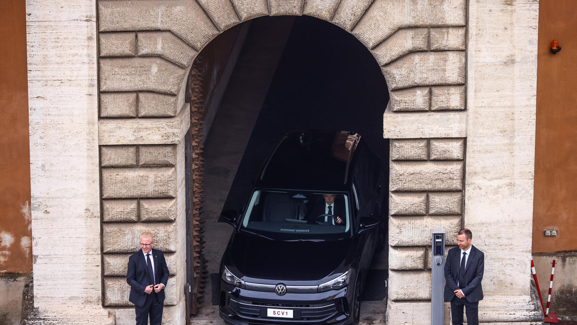 Papst Leo XIV in einem VW Tiguan in Rom | picture alliance/NurPhoto, Beata Zawrzel