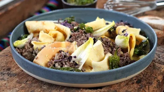 Lamm-Tajine mit Gemüse, Backpflaumen und Mandeln | ndr.de Lamm-Tajine mit Gemüse, Backpflaumen und Mandeln | ndr.de