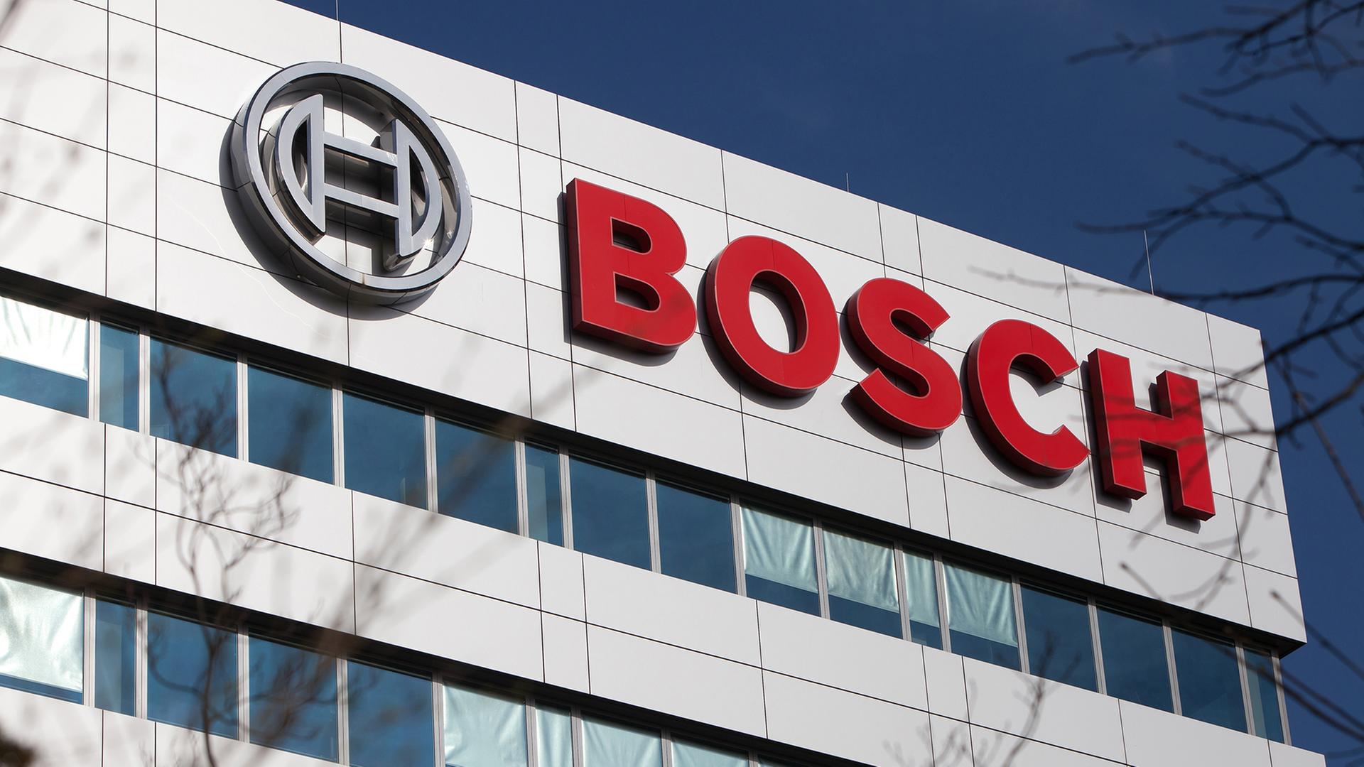 Das Bosch-Logo und der Schriftzug am Eingang zum Werk Hildesheim | picture alliance, Moritz Vennemann