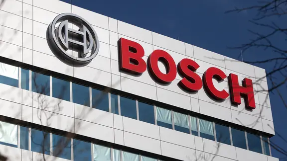 Das Bosch-Logo und der Schriftzug am Eingang zum Werk Hildesheim | picture-alliance, Moritz Vennemann Das Bosch-Logo und der Schriftzug am Eingang zum Werk Hildesheim