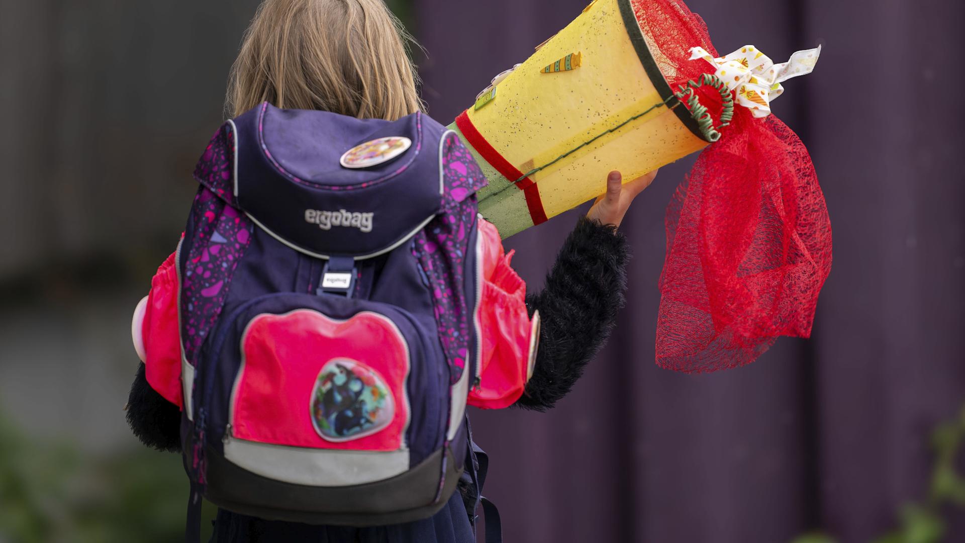 Ein Mädchen trägt einen Schulranzen auf dem Rücken. | picture alliance / M.i.S. | Bernd Feil