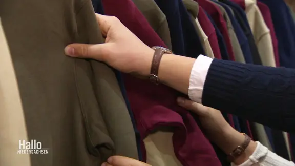 Eine Hand greift nach einer Jacke. | Screenshot Eine Hand greift nach einer Jacke.