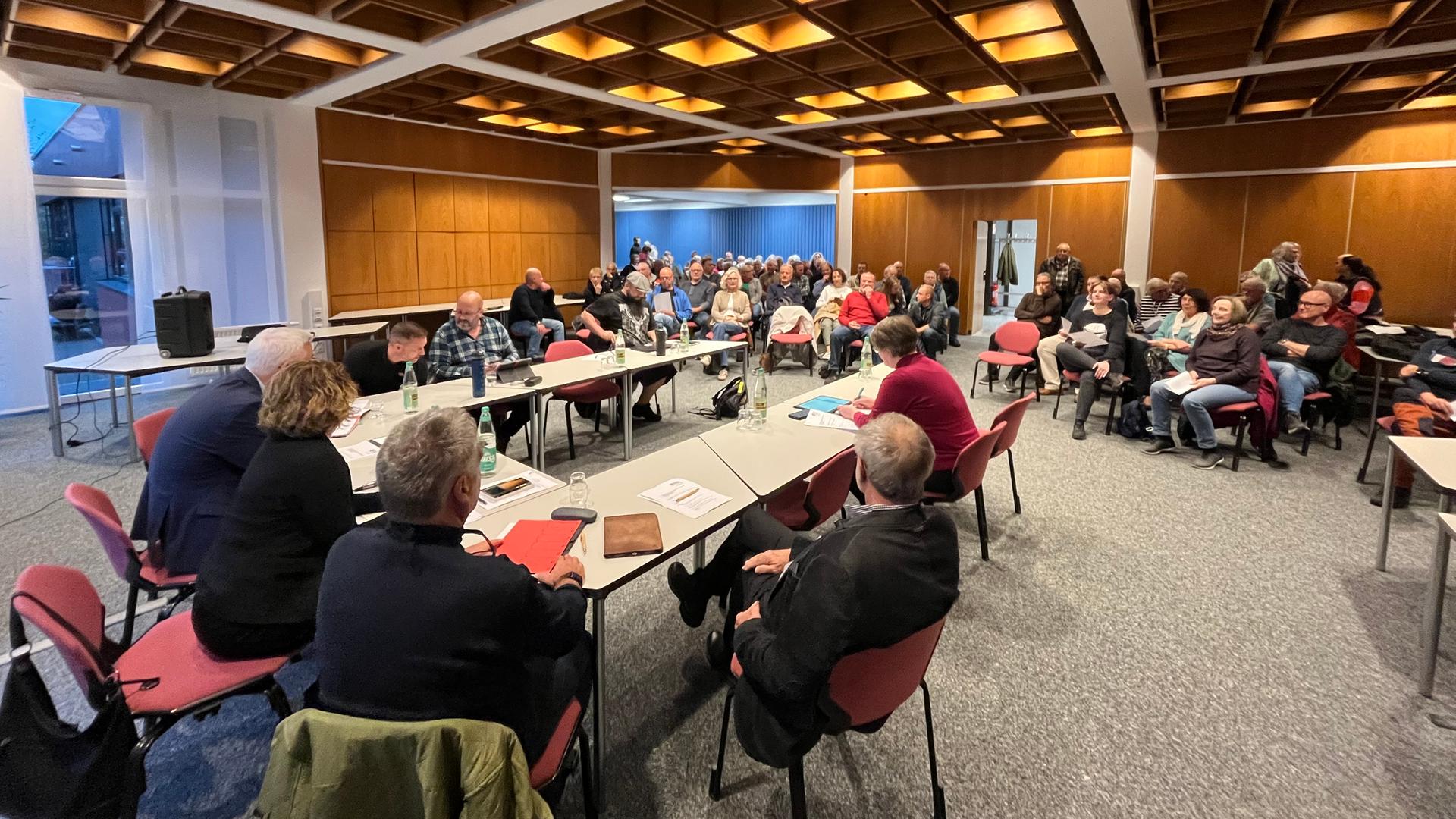 Bürger sitzen einem Finanzausschuss in Sande bei. | NDR, Frank Jakobs