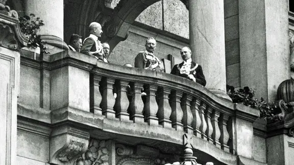 Personengruppe mit Stadtdirektor Heinrich Tramm (r.) und Kaiser Wilhelm II. (M.) 1913 auf dem Balkon des Neuen Rathauses in Hannover