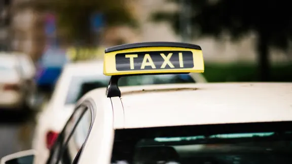 Mehrere Taxen stehen in einer Reihe, Taxi Schild im Fokus. | NDR, Julius Matuschik Mehrere Taxen stehen in einer Reihe, Taxi Schild im Fokus.